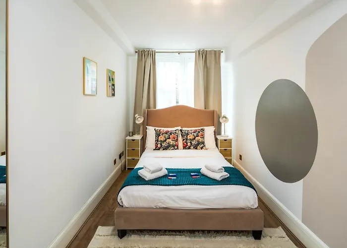 Charming Spacious 2Br Flat Near Station Plus Parking