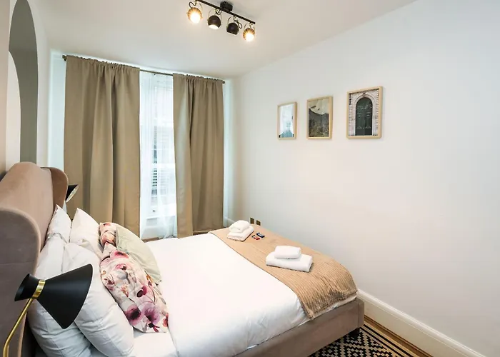 Charming Spacious 2Br Flat Near Station Plus Parking