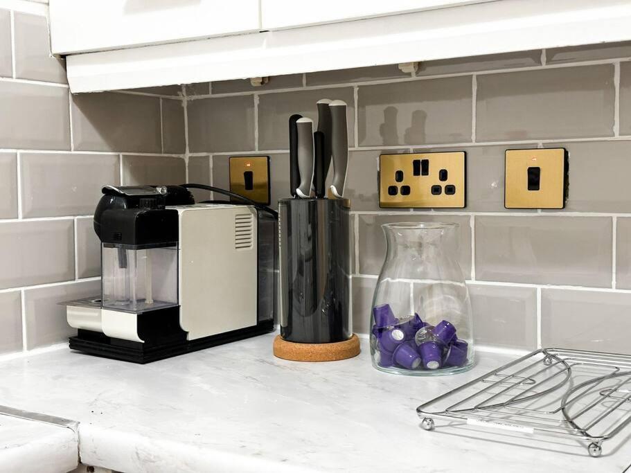 Apartamento Charming Spacious 2br Flat Near Station Parking