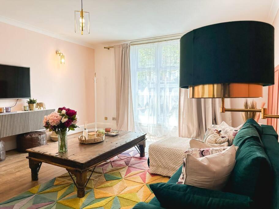 Charming Spacious 2br Flat Near Station Parking Apartamento *